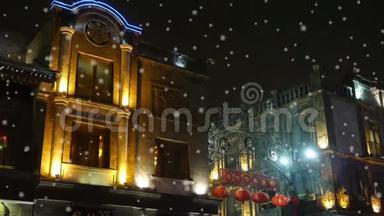 中国1930风格建筑在夜间，飘落雪花。